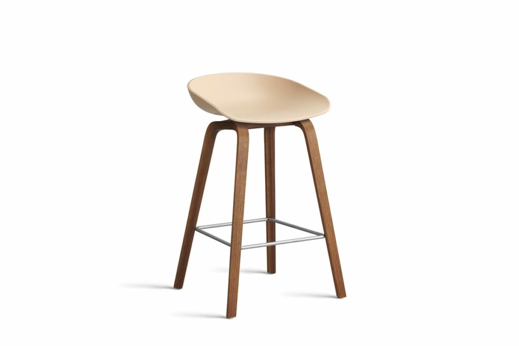 Un tabouret de bar Tabouret beige avec pieds en bois.