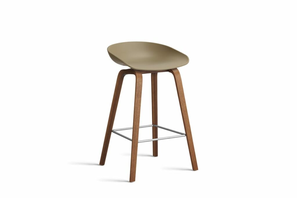 Le Tabouret AAS32, un tabouret de bar beige avec pieds en bois, ajoute une touche d'élégance à n'importe quel espace.