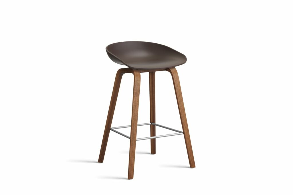 Un Tabouret AAS32, un tabouret de bar moderne avec des pieds en bois et une assise marron.