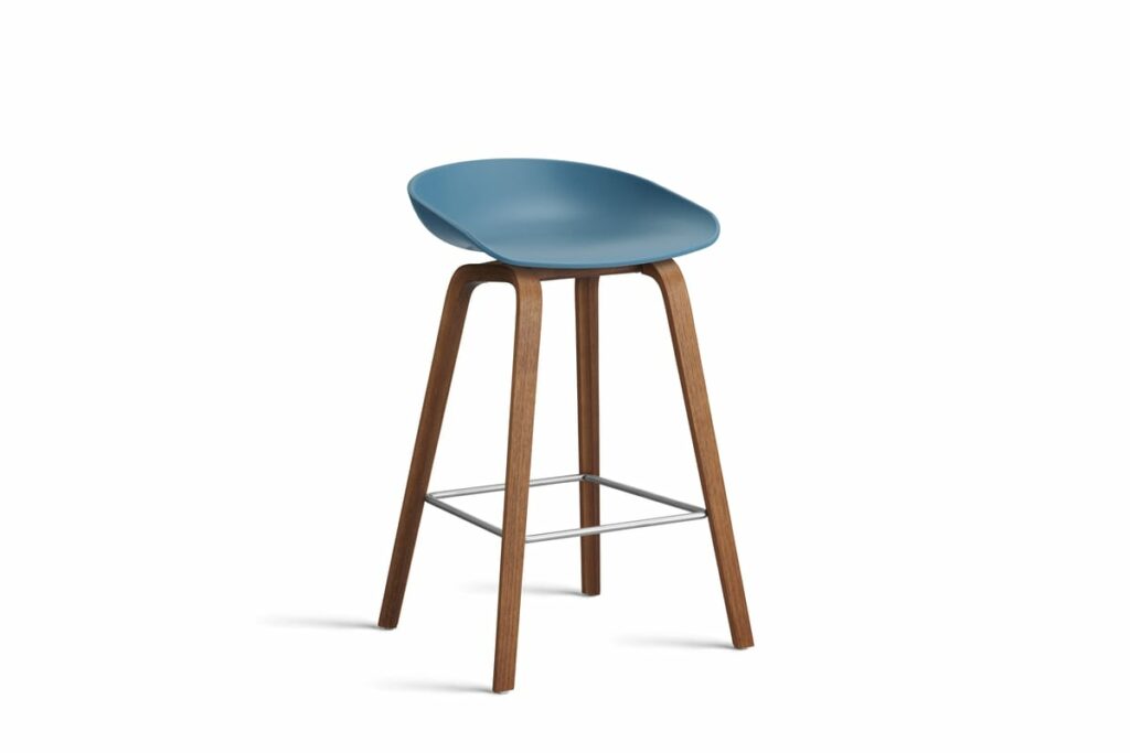 Le tabouret de bar AAS32 est une option de siège élégante et stylée qui combine une couleur bleue vibrante avec des pieds en bois robustes.