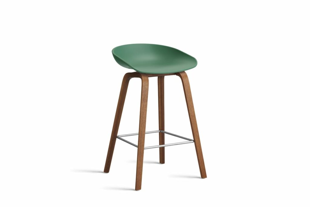 Un tabouret de bar Tabouret vert avec des pieds en bois.