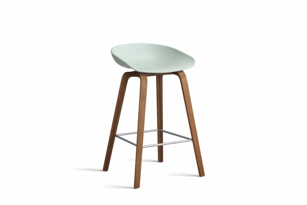 Un tabouret de bar Tabouret vert clair avec des pieds en bois.