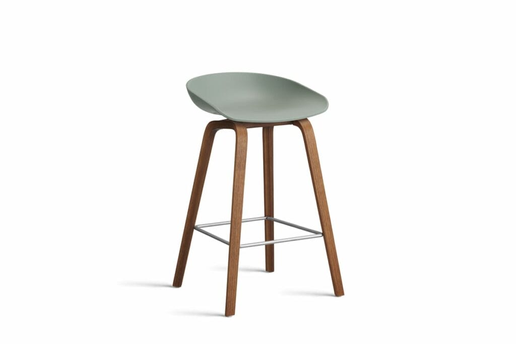 Un tabouret de bar Tabouret vert avec pieds en bois (AAS32).