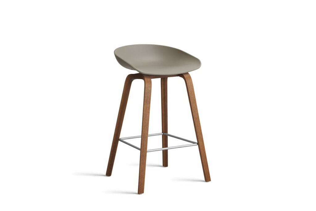 L'AAS32 est un tabouret de bar moderne avec des pieds en bois et une assise en bois.