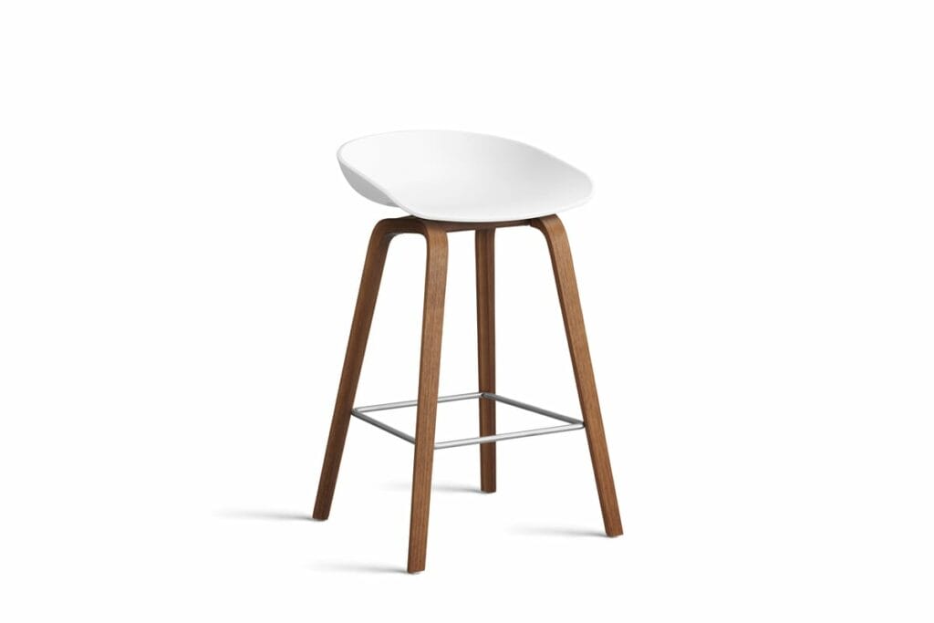Un tabouret de bar Tabouret blanc avec des pieds en bois.