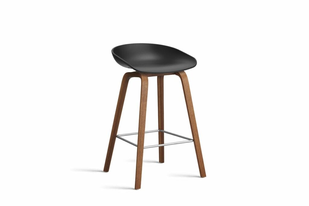 Un tabouret de bar Tabouret noir avec pieds en bois sur fond blanc.