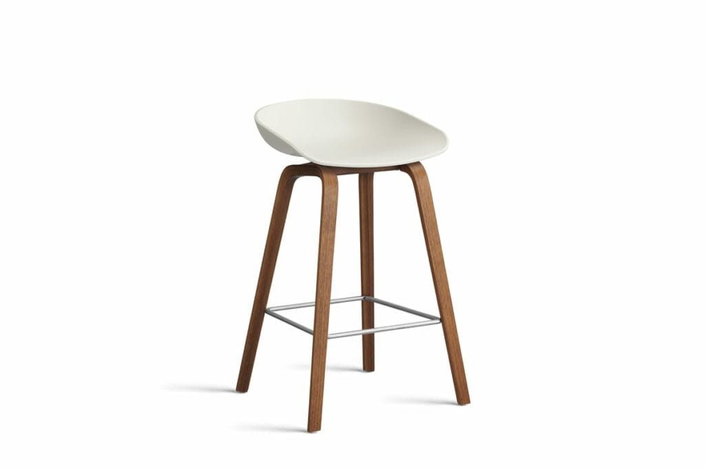 Un tabouret de bar blanc avec pieds en bois, également connu sous le nom d'AAS32 ou Tabouret.