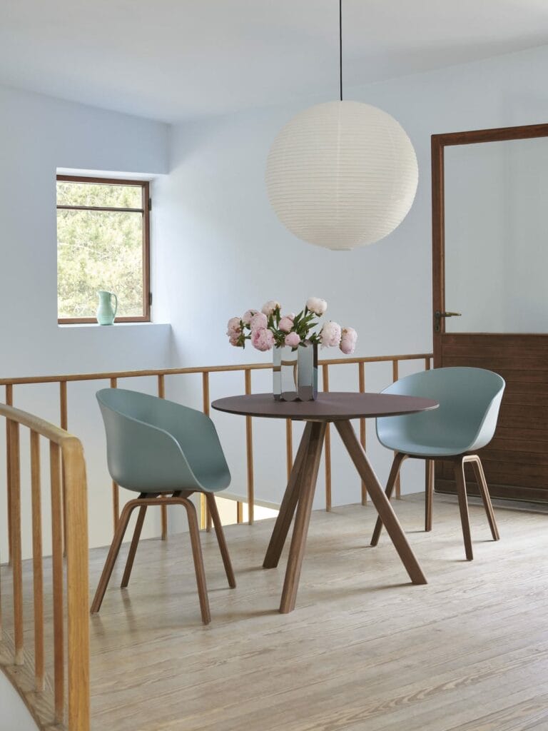 Une salle à manger avec une table en bois, des chaises et une méridienne Chaise AAC22.