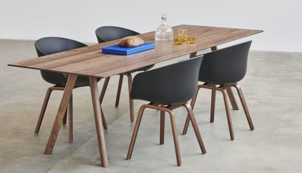 Une table à manger avec quatre chaises Chaise AAC22.