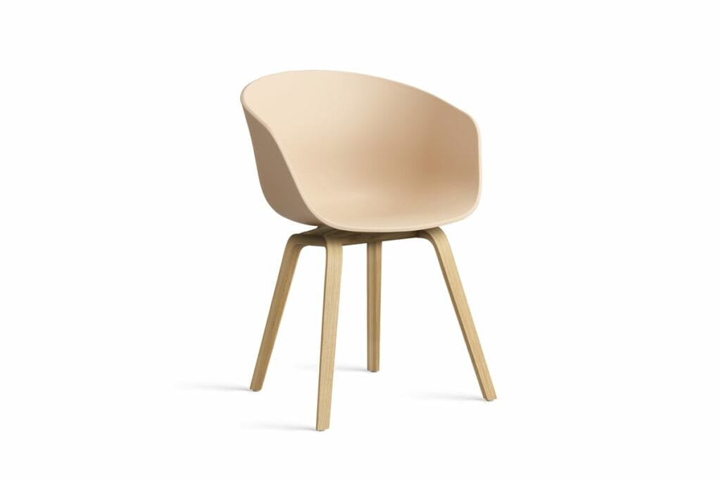 Une chaise rembourrée beige avec des pieds en bois.