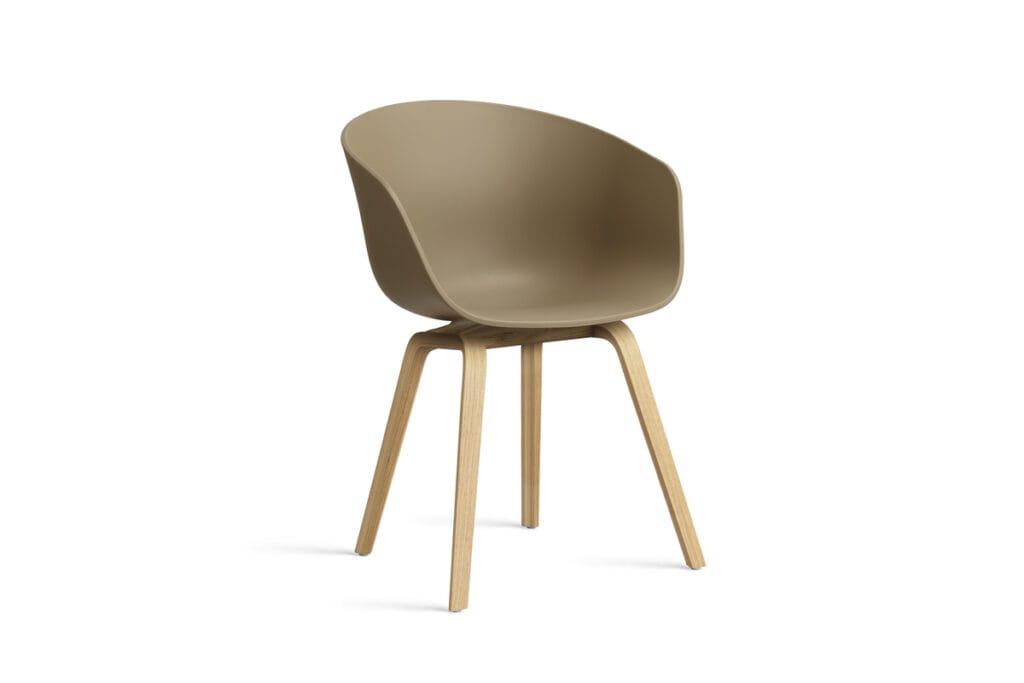 Une chaise en plastique beige AAC22 avec pieds en bois.