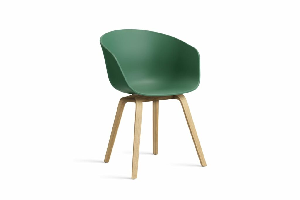 Une chaise en plastique vert avec des pieds en bois.