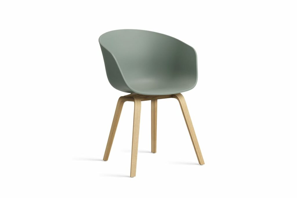 Une chaise verte avec des pieds en bois sur fond blanc. (AAC22)