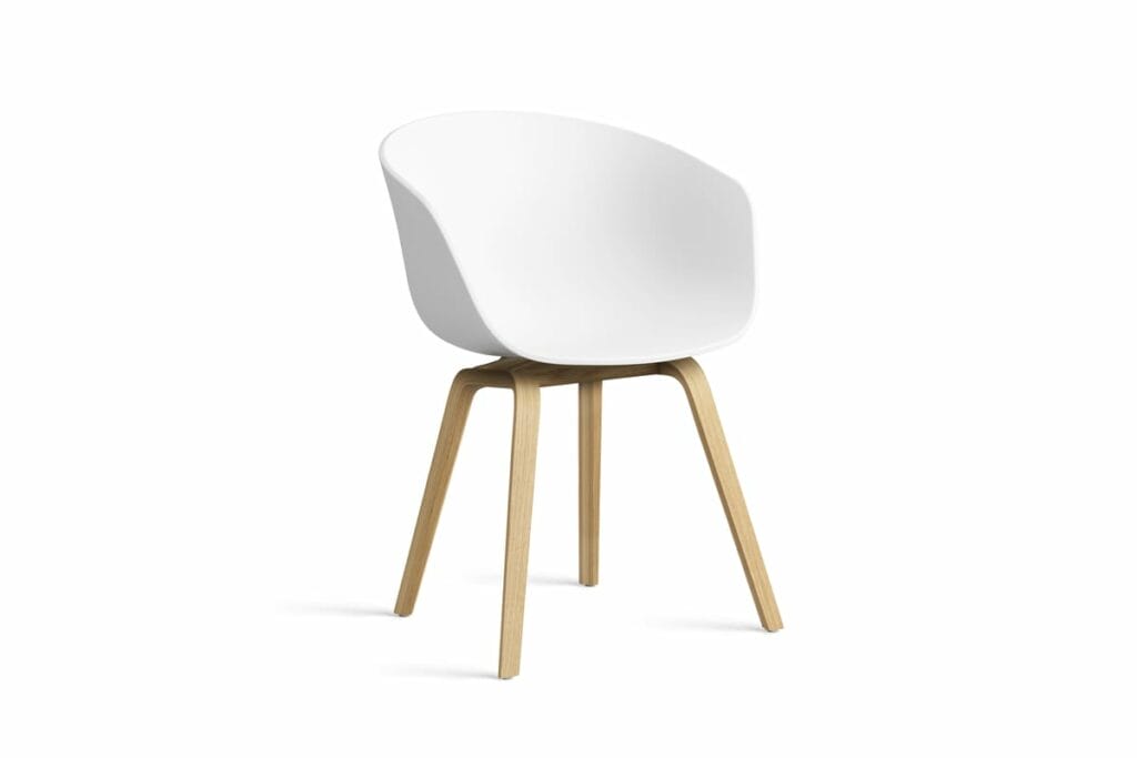 Une chaise blanche avec des pieds en bois sur fond blanc.