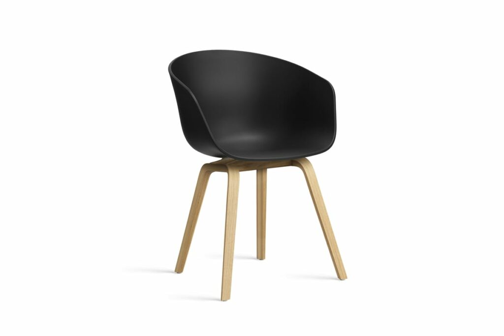 Une chaise en plastique noir avec des pieds en bois, également connue sous le nom de Chaise.