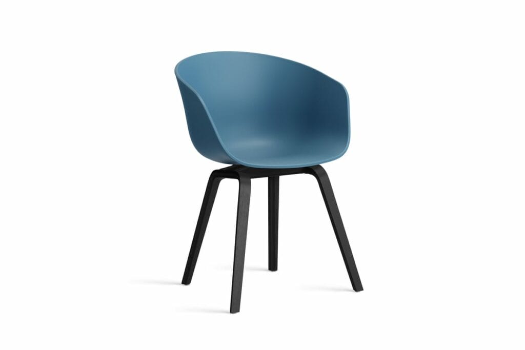 Une chaise bleue avec des pieds noirs.