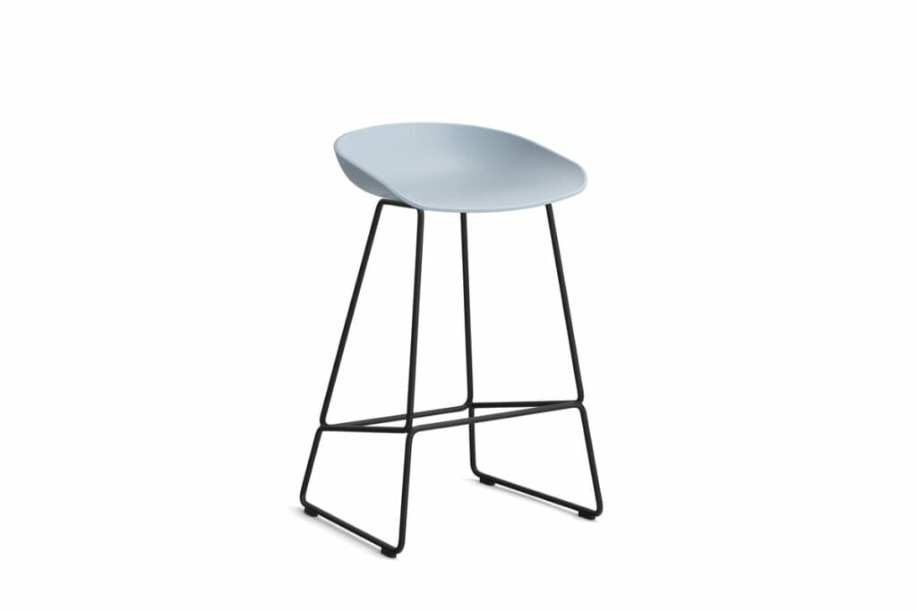 AAS38 : Un tabouret de bar bleu clair avec pieds noirs.