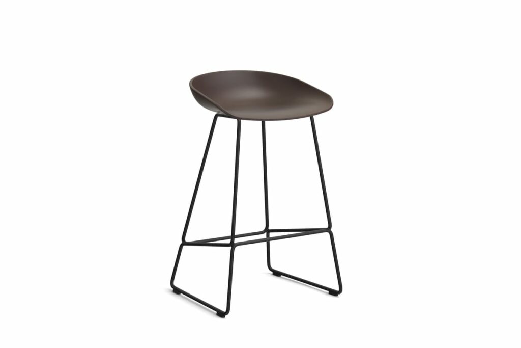 Le Tabouret AAS38 est un tabouret de bar élégant et moderne doté d'un siège marron et de pieds noirs.