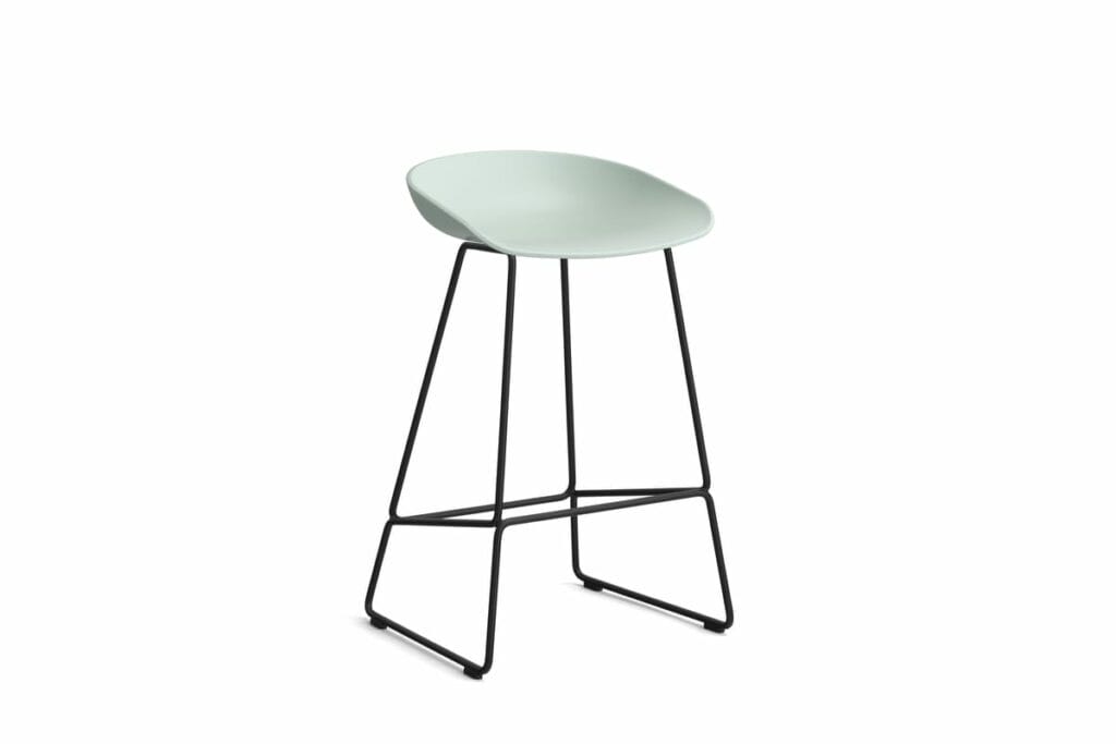 Le tabouret de bar AAS38 présente un cadre noir élégant et un siège vert vif.