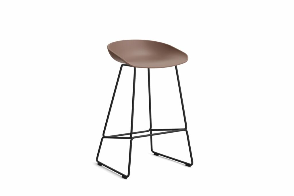 Un tabouret de bar Tabouret AAS38 avec une assise marron et des pieds noirs.