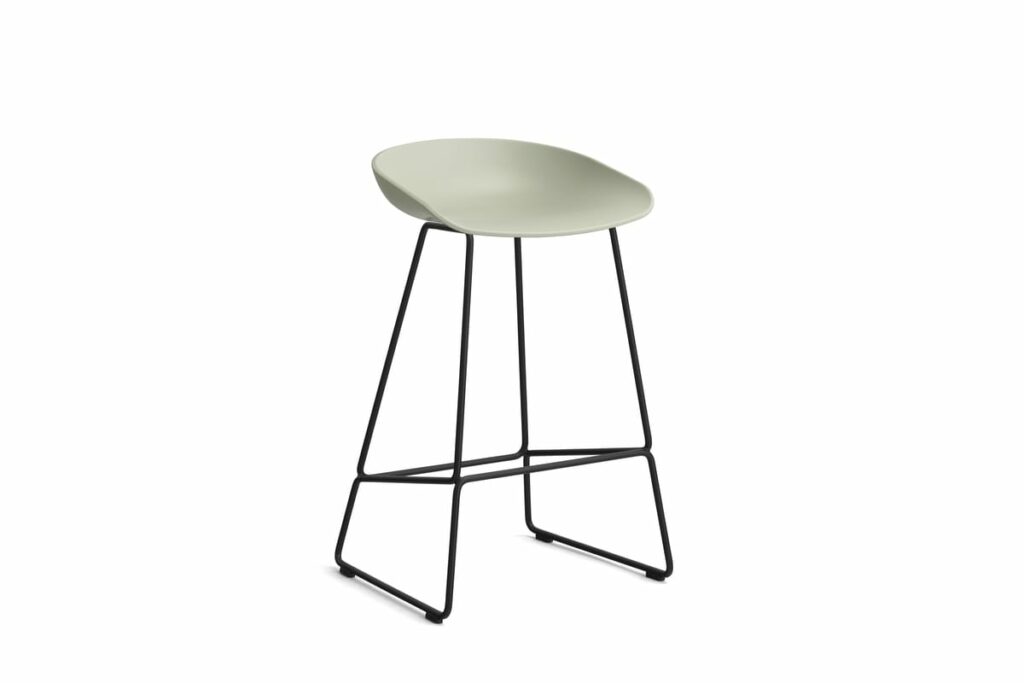 Un tabouret de bar AAS38 avec un cadre noir et une assise verte.
