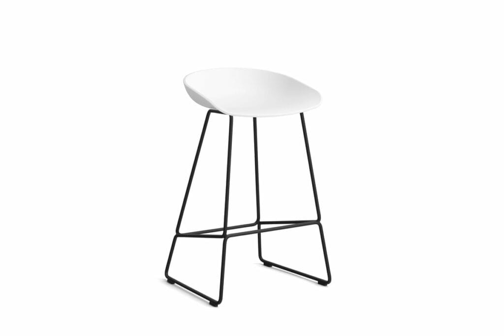 Le tabouret de bar AAS38 présente des pieds noirs élégants contrastant avec le siège blanc éclatant, créant un design moderne et minimaliste. Placé sur un fond blanc épuré, ce tabouret de bar Tabouret