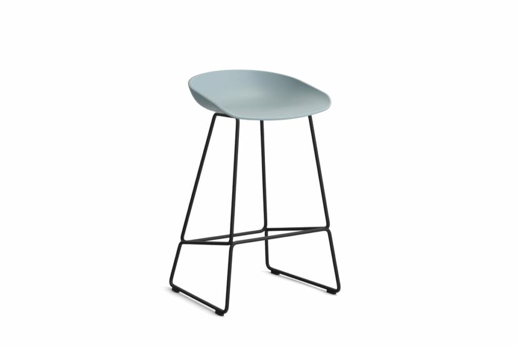 Tabouret de bar AAS38 avec une structure noire et une assise bleue.