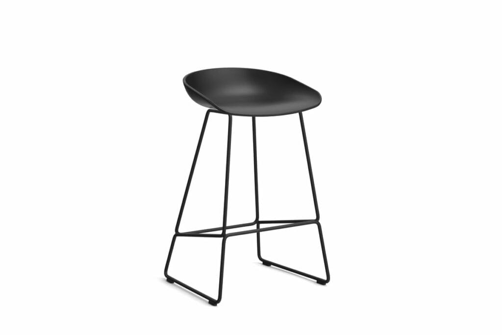 Un tabouret de bar noir AAS38 sur fond blanc.