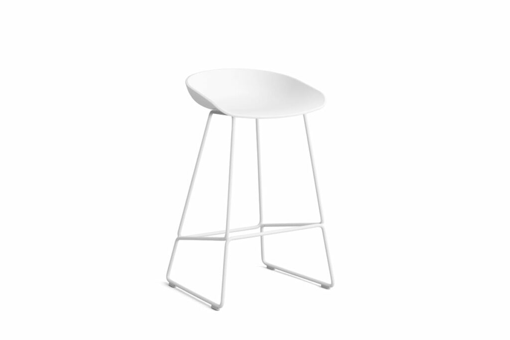 Un tabouret Tabouret blanc sur fond blanc.