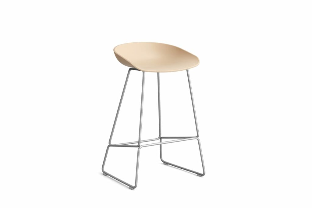 Le tabouret de bar AAS38 est doté d'une structure en métal et d'un siège beige, parfaits pour ajouter un style moderne à n'importe quel espace.