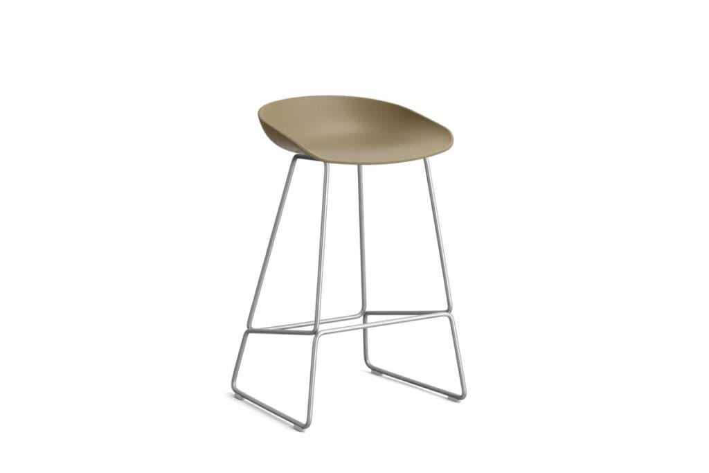 Un tabouret de bar beige (AAS38) sur fond blanc.