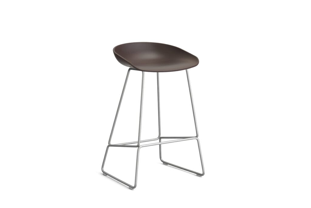 Un tabouret de bar moderne, le Tabouret AAS38, présenté sur un fond blanc élégant.