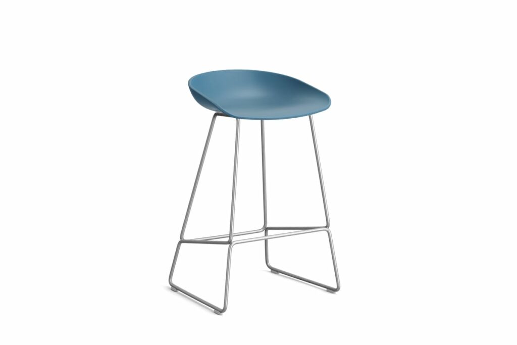 Un tabouret de bar bleu sur fond blanc, également connu sous le nom d'AAS38 ou Tabouret.