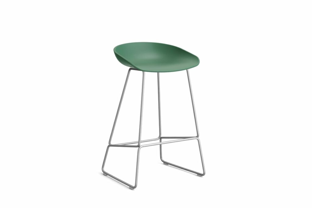 Un tabouret vert sur fond blanc.