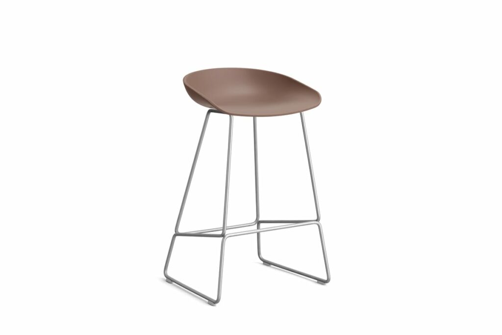 Le tabouret de bar AAS38 présente une structure en métal élégante et un siège marron confortable.