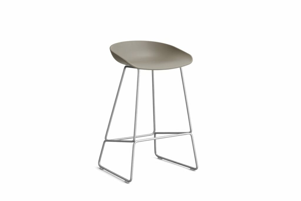 Tabouret de bar AAS38 : Ce tabouret élégant est doté d'une structure en métal durable avec un siège beige confortable.