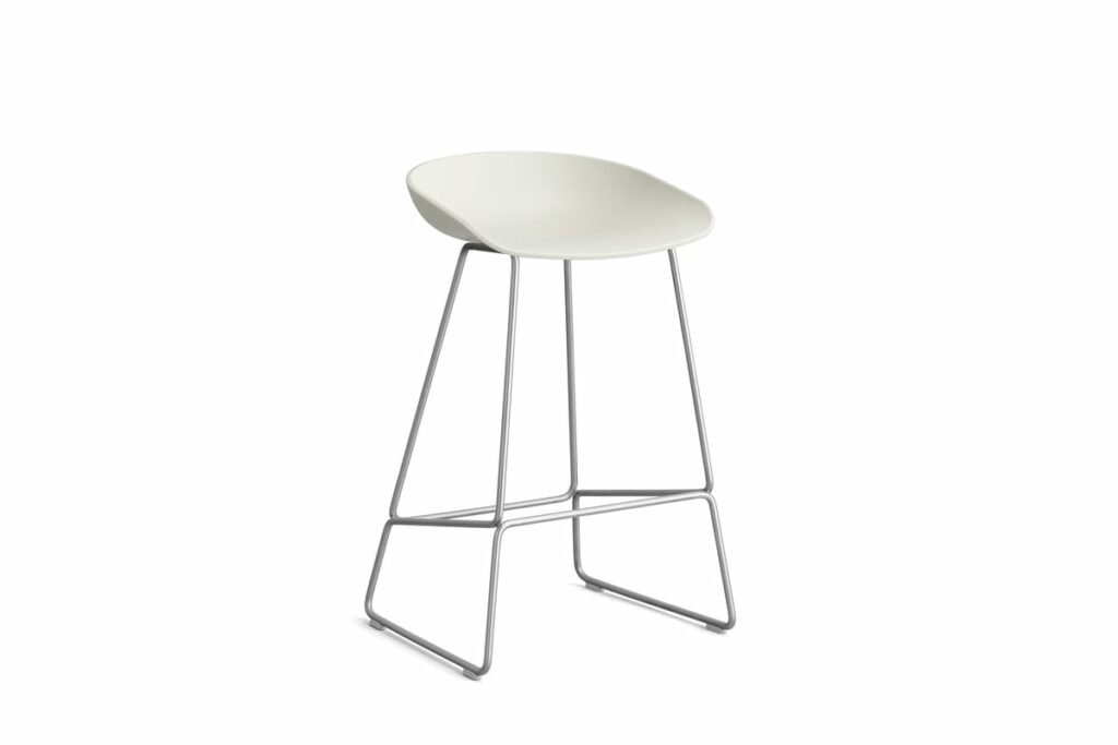 Un tabouret de bar AAS38 sur fond blanc.