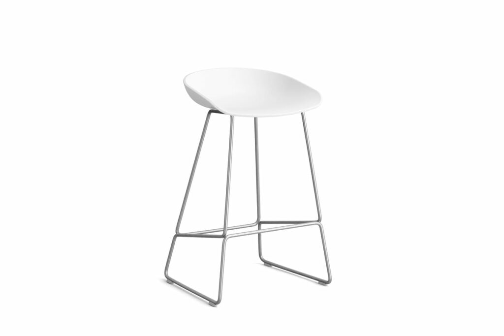 Un tabouret de bar blanc sur fond blanc avec le mot-clé Tabouret.