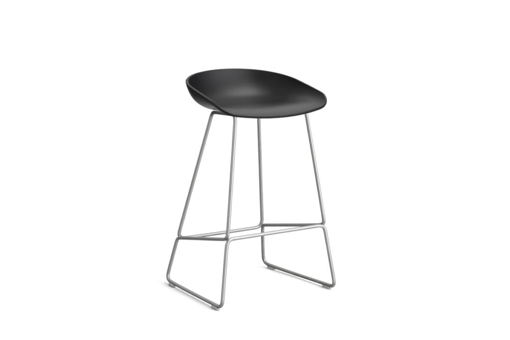 Un tabouret de bar noir sur fond blanc, présentant le design Tabouret AAS38.