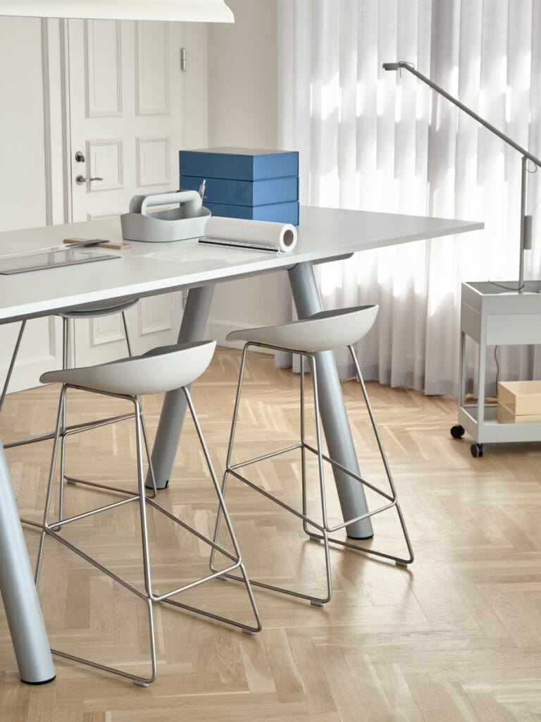 Un tabouret blanc dans une pièce.