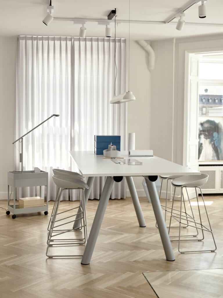 Chaises AAS38 dans une pièce.