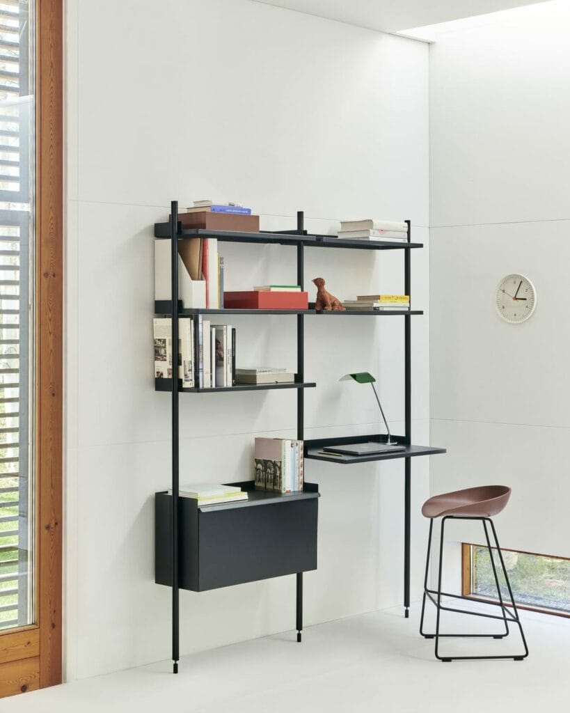 Un tabouret AAS38 et une chaise dans une pièce.