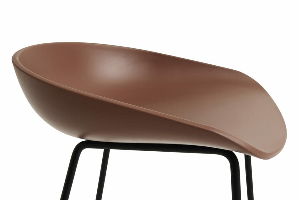 Un tabouret de bar Tabouret AAS38 marron avec pieds noirs.