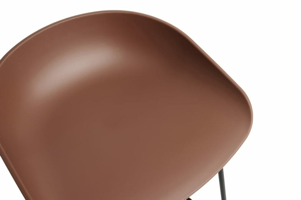 Une chaise Tabouret AAS38 en plastique marron avec des pieds noirs.