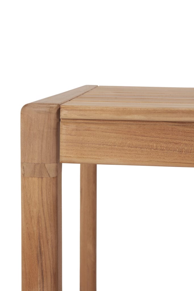 Un gros plan d'une table à manger en teck.