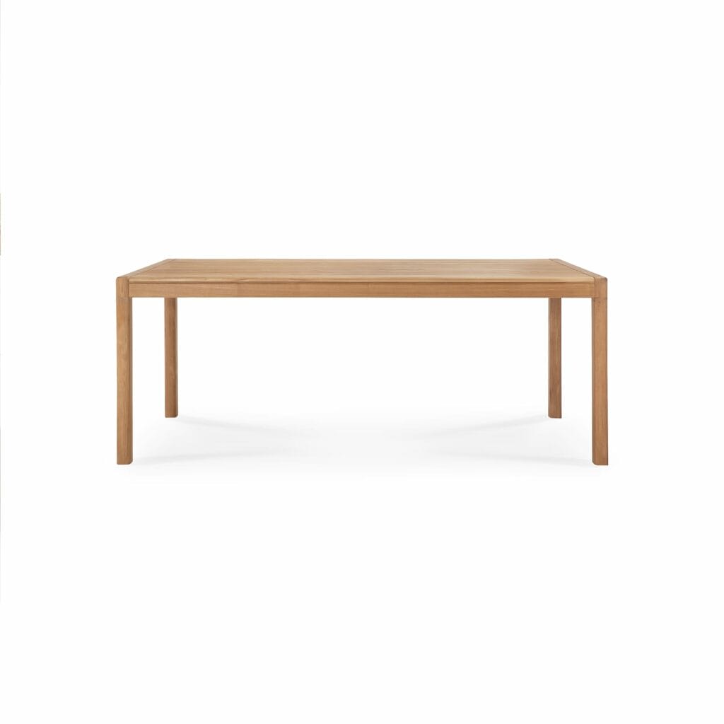 Une table à manger en teck sur fond blanc.