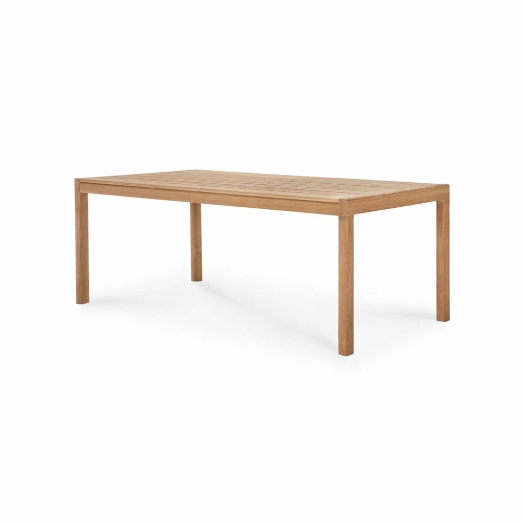 Une table à manger en bois Jack en teck sur fond blanc.