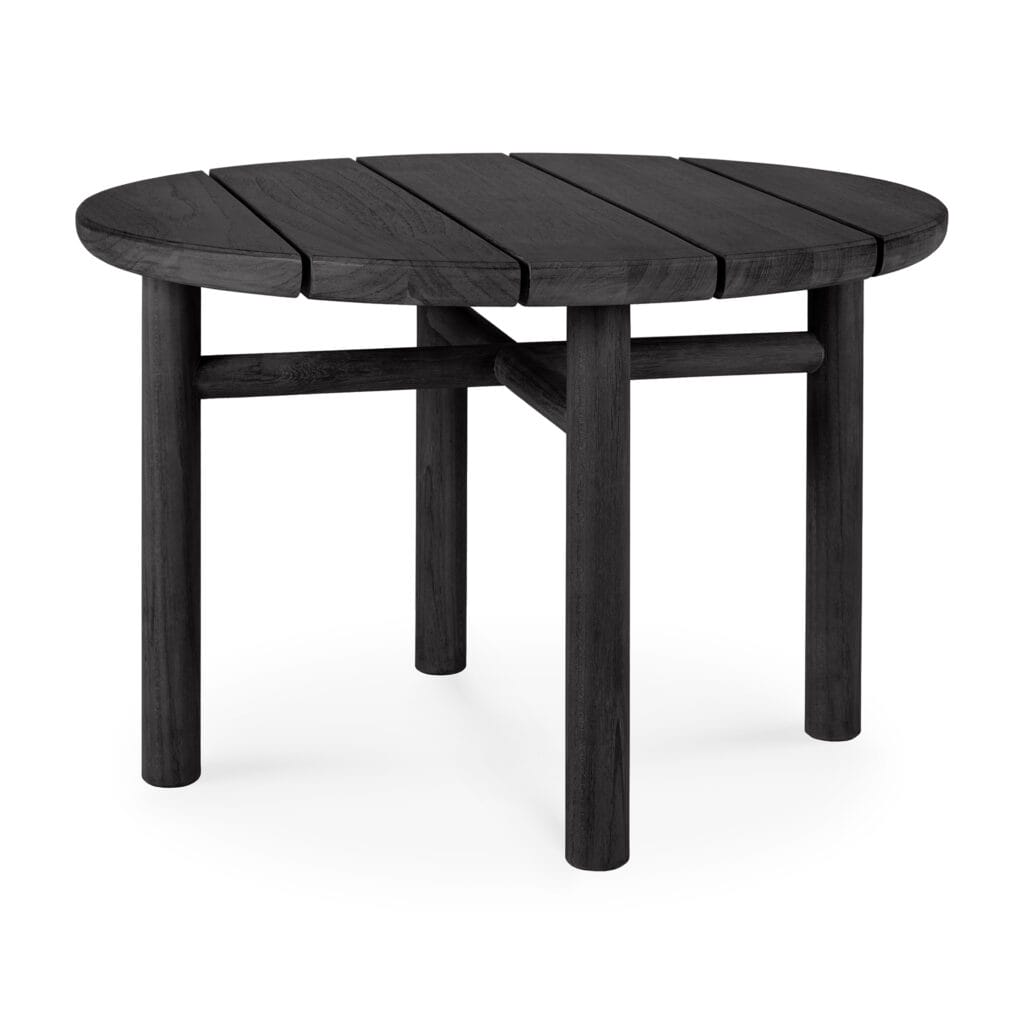 Une table ronde en bois noir sur fond blanc en teck.