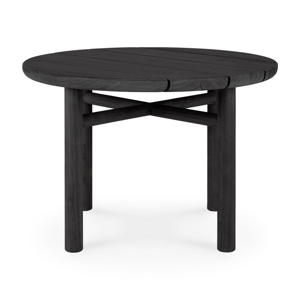 Une table basse de jardin Quatro en teck teinté noir avec deux pieds sur un fond blanc.