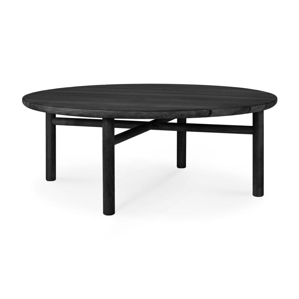 Une table ronde en bois à quatre pieds.